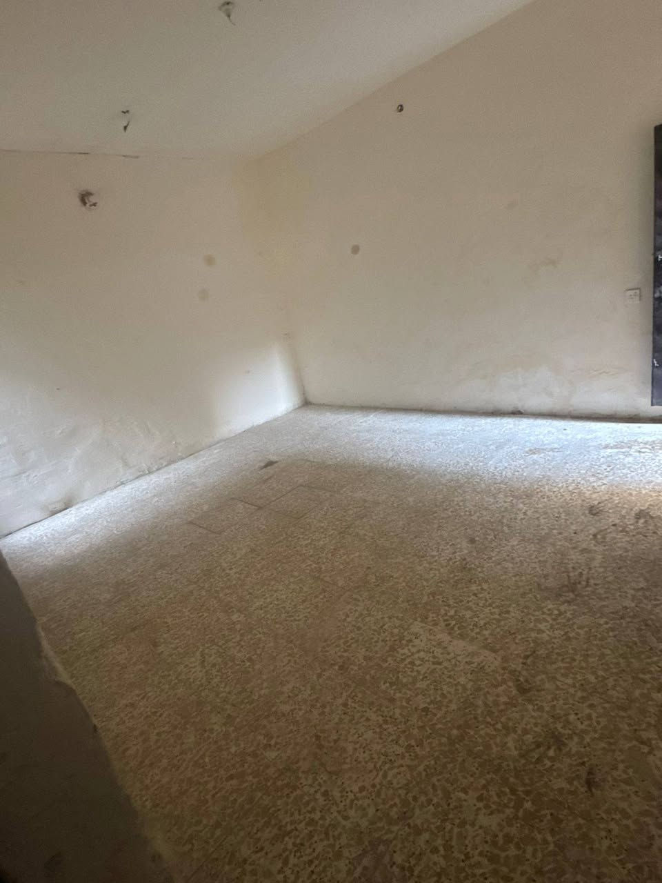 مساحة 200متر  يحتوي على
غرفتين نوم 
صالة هول 
استقبال 
حمام مع تواليت داخلي 
تواليت خارجي 
مطبخ 
منور عدد 2 كل غرفة نوم تطل على منور 
حديقة مع كراج سيارة  
وطابق ثاني 
اتصال على رقم ***********
وقت الاتصال من الساعة 1ظهر لغاية 8مسائا وذلك لوقت الدوام متوفر على الوتساب
