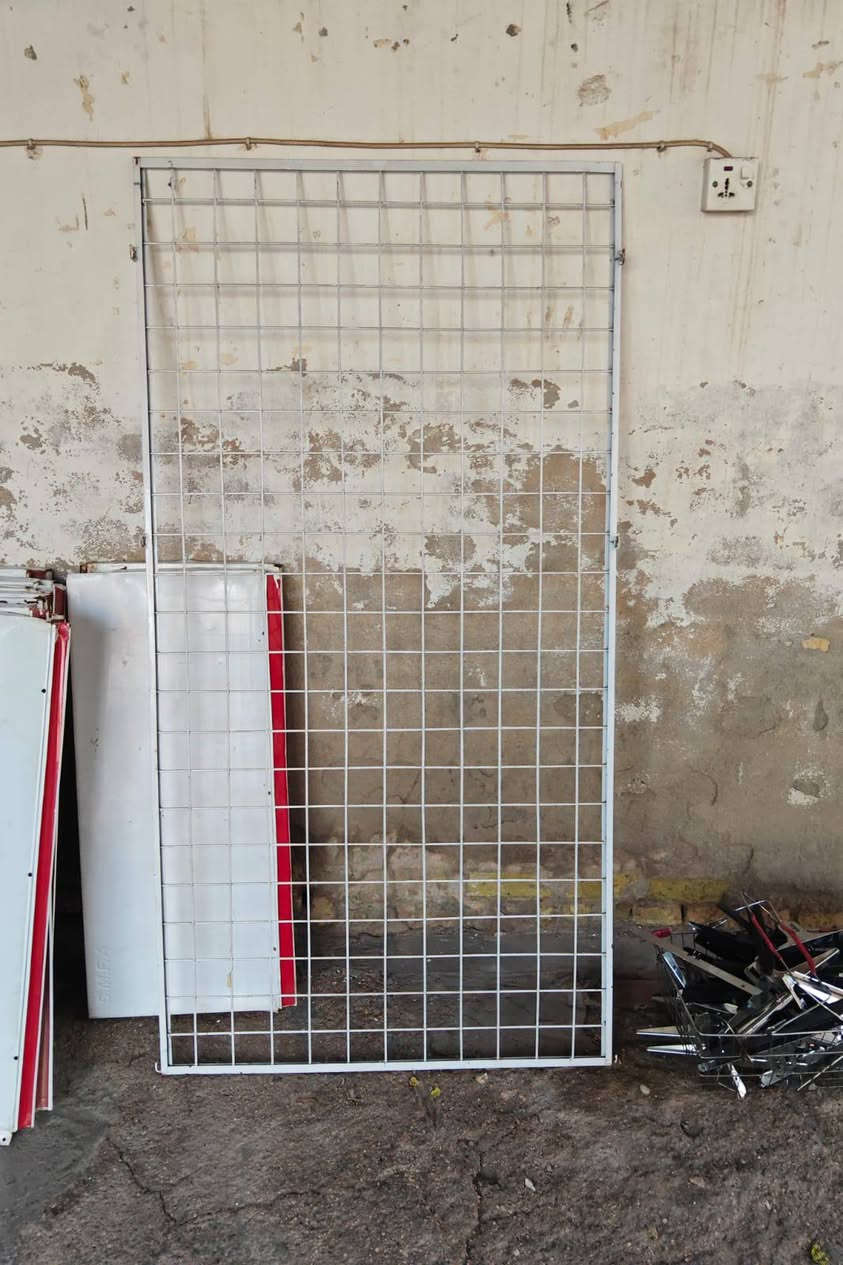 السلام عليكم  رفوف البيع  مالت سواق  جديد او نضيفات تفاصيل تواصل على وتساب و نتصل على رقم  ‏‪0770 941 7827‬‏
