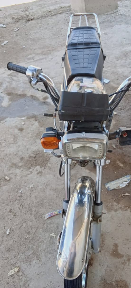 دراجه للبيع..... مديل 16 لون لدراجه بلوراق اخضر دراجه خير من الله تانكي وصفاحيات جدد وتاير وليل جديد امامي وخلفي كالشي بيه نضيف وارق نضيفه  سعره 450 الف وبيه مجال بصيط مكاني كوت زويريجات 
رقم... ‏‪***********‬‏
