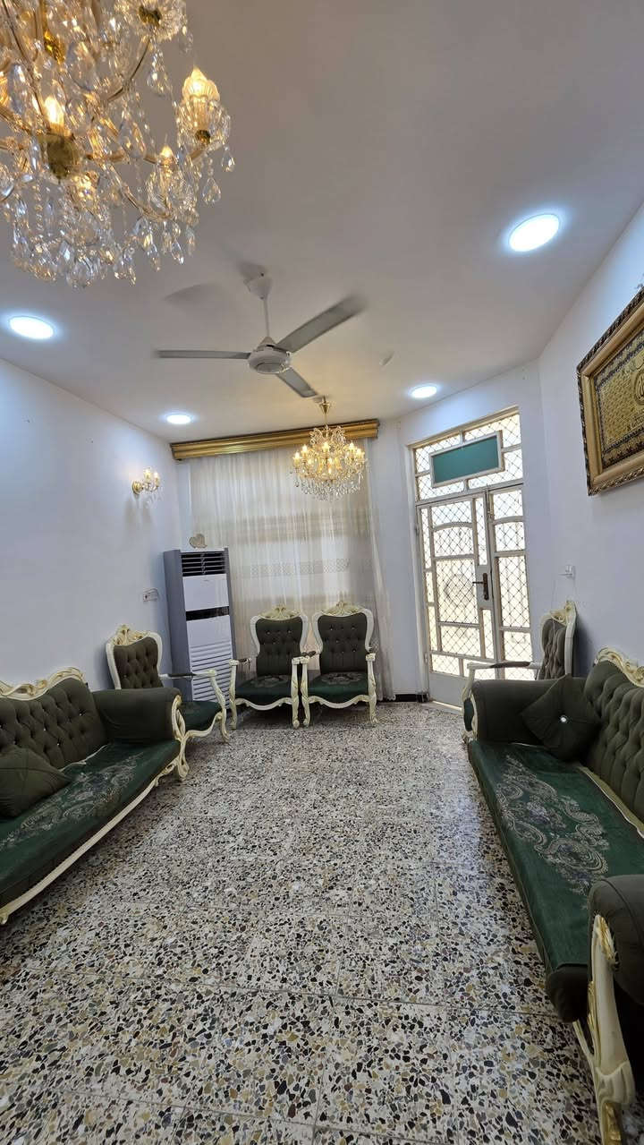 بيت ركن للبيع حي العسكري شارع حكمت قريب على القسم البلدي المساحه 142 طابقين بيت بناء حديث الطابق الأول استقبال ومطبخ وصاله وغرفه نوم وصحيات الطابق الثاني ثلاث غرف نوم وحده كامله واثنين يحتاج لبخ وكاشي فقط
السعر 130 وبيه مجال قليل للاستفسار الاتصال على الرقم ***********
