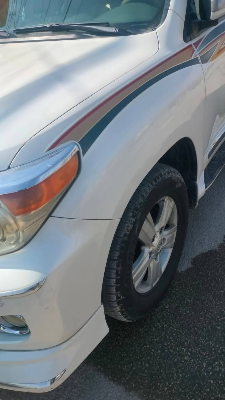 السلام عليكم
لاندكروز جكسارة للبيع 
المحرك 6 سلندر 
موديل 2012 
حساس امامي 
حساس خلفي 
زراك لايت 
8 ايرباك
كامره خلفيه 
الكشنات جلد 
كشن السايق كهرباء 3حركات
دفيدي بلقماره 
ماشيه 190 الف 
بصمه دخول 
بصمه تشغيل
مرايه الداخل اوتو دم
فتح وقفل الجام من البصمه
مري شفط 
مري متحركه على البك
ثلاجه 
فتحه
وبعد مواصفات الاندكروز المعروفه
السيارة كفاله عامه باستثناء اقل من شبر صبغ الدعاميه الاماميه عنوان السيارة النجف الاشرف 
السعر   340 مع المجال
***********
