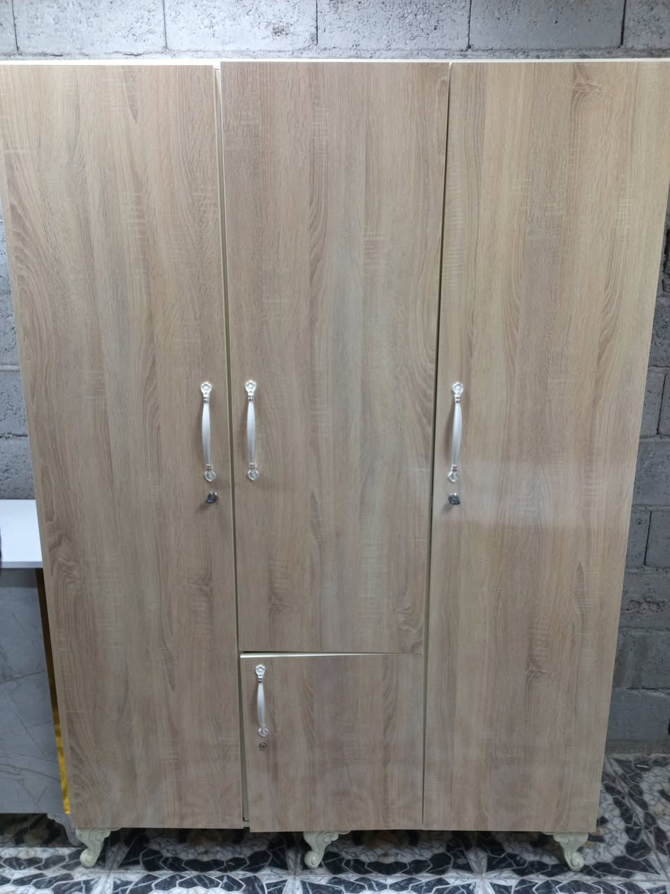 غرفه ام نفر مستخدم شي قليل 5قطع  فول نضافه تفصال حطاطه اي عيب مابيه السعر 300 بيها مجال العنوان كركوك حي العروبه ***********
