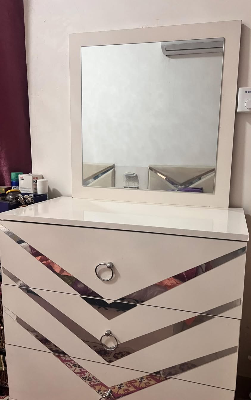 للبيع غرفة تركي نفرين للبيع استعمال سنة جديدة
السعر 450الف 
***********
