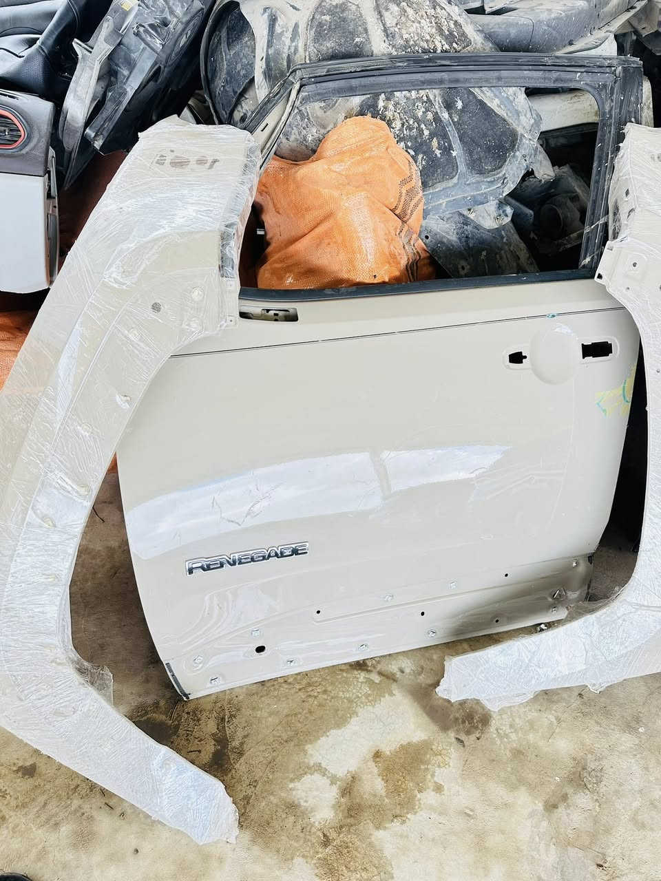 السلام عليكم يوجد أبواب جيب رينجد ٢٠١٥ ودشبول وغرفة داخلية وصندوق خلفي  للاستفسار ***********
