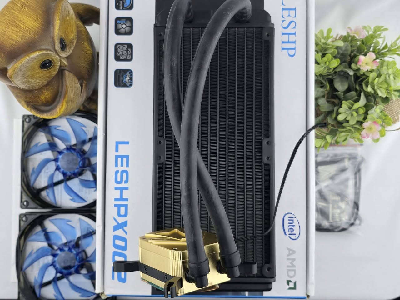 مبردات معالجات (CPU Coolers)، وتحديداً منظومات تبريد مائي مغلقة (All-In-One Liquid CPU Coolers) ومراوح تبريد من شركات صينية مخصصة للحواسب المكتبية (Desktop PCs).
​إليك تفاصيل ومميزات القطع الظاهرة في الصناديق:
​1. الصندوق العلوي: LESHP X002 (التبريد المائي)
​هذا الصندوق يحتوي على منظومة تبريد مائي متكاملة ومغلقة لمعالج الكمبيوتر (AIO Liquid Cooler)، وتتميز بالآتي:
​التوافقية العالية: تدعم المنظومة معالجات Intel و AMD على حد سواء، حيث تأتي مع قواعد تثبيت (Retention Plates) مخصصة للجهتين.
​الأداء والملفات (Radiator): تأتي بحجم مشتت ثنائي (Double Radiator) غالباً بحجم 240mm لتوفير كفاءة تبريد ممتازة لسحب الحرارة من المعالج.
​المراوح: المنظومة مجهزة بمروحتين مدمجتين تعملان بديناميكية تتراوح سرعتهما بين 1200 إلى 2500 دورة في الدقيقة (RPM) حسب ضغط العمل الحراري.
​المضخة والقاعدة: قاعدة التبريد (Waterblock) مصنوعة من النحاس النقي عالي الدقة لضمان أفضل انتقال حراري من سطح المعالج، مع مضخة تعتمد على محامل سيراميك (Ceramic bearing) لضمان عمر تشغيلي طويل وضوضاء منخفضة.
​الاعتمادية: الأنابيب المطاطية تأتي محمية ومحكمة تماماً لمنع أي تسريب للسائل (Leakless)، وهي منظومة مغلقة مسبقة التعبئة ولا تحتاج إلى صيانة أو إعادة تعبئة سائل التبريد.
​2. الصناديق السفلية: ABATAP "ICE STORM X001"
​هذه الصناديق (التي يظهر أحدها مقلوباً) مخصصة للإصدار الأصغر X001 من سلسلة عاصفة الجليد (Ice Storm) من شركة ABATAP/LESHP:
​نوع التبريد: غالباً ما يمثل هذا الموديل إما مشتت تبريد مائي أحادي (120mm AIO) بمروحة واحدة وراديتر صغير، أو مشتت هوائي احترافي مصمم للحواسب الاقتصادية والمتوسطة.
​الاستخدام: ممتاز لترقية التبريد الافتراضي (Stock Cooler) المرفق مع معالجات Intel أو AMD لتقليل درجات الحرارة وتحسين استقرار الجهاز أثناء الألعاب أو العمل المتواصل


**إذا كنت صاحب هذا الإعلان وتريد حذفه لأي سبب، رجاءا أرسل رسالة إلى الدعم الفني**