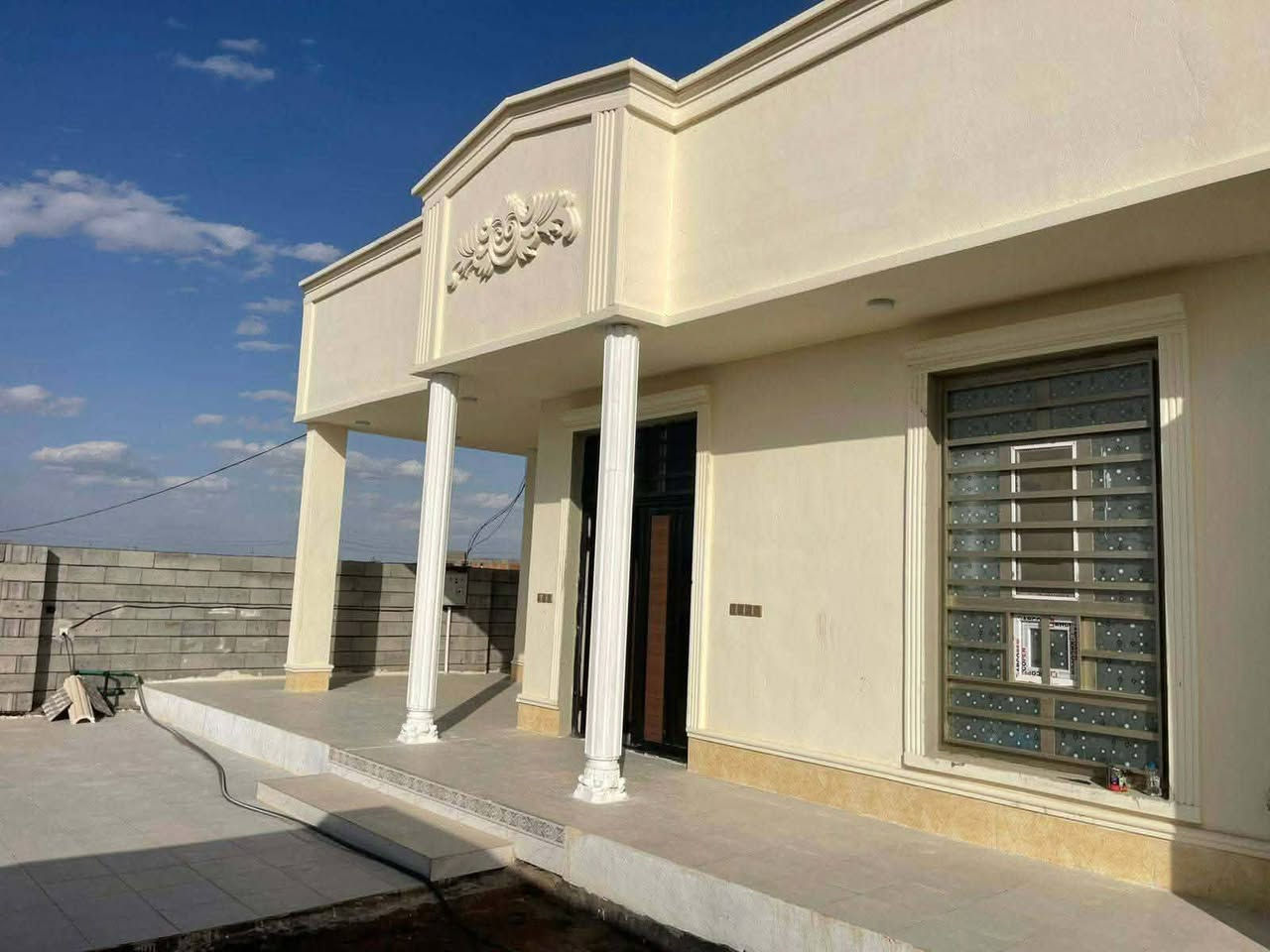 بيت للبيع في ناحية اليرموك زنكوره  على الشارع السايدين بيت جديد غير مسكون تم البناء على يد مهندس رباط ارضي بناء حجر وسمنت كتمل البناء قبل شهر تقريبا مساحة البناء 250 متر المساحة الكلية 850 خارطه حلوه مرتبه يوجد مساحة داخل السياج يمكن بناء فيها بيت ثاني  او حديقة موجود كل الخدمات ماء كهرباء مدارس روضة ومدرسة اهليه واسواق مركز صحي السعر 110 وبي مجال 
للتواصل والاستفسار على الرقم ***********
