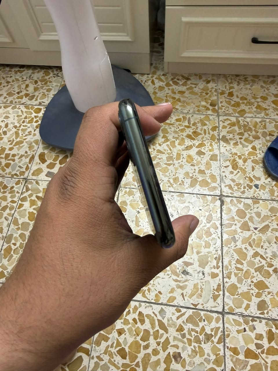 السلام عليكم ايفون 11pro max ذاكره 256  الجهاز كارتونه موجوده شخط مابي نهائياً  بطارية ٧٤٪؜  
للاستفسار متواجد ماسنجر 
او على الواتساب 
***********
