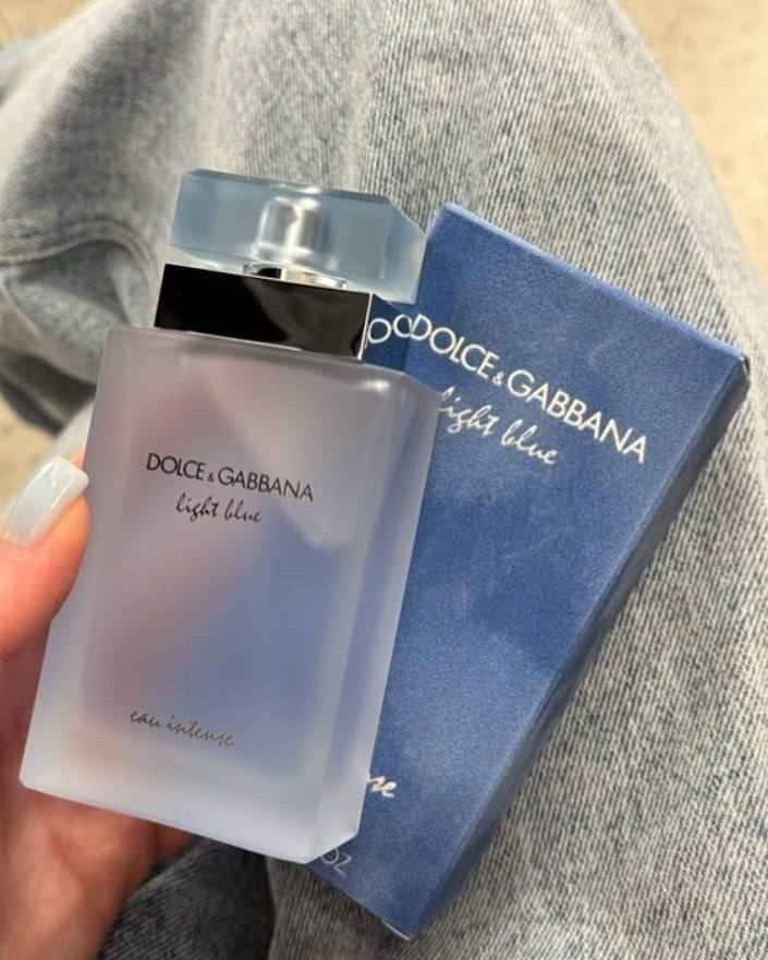 🖤💙 عالم من الفخامة والانتعاش مع Dolce & Gabbana 💙🖤
لكل من تبحث عن التميز، الحضور الطاغي، والجاذبية التي لا تُنسى.. 

1️⃣ عطر Dolce & Gabbana - The One (الأسود) ✨🖤
عطر الفخامة، الأناقة الطاغية، والجاذبية المخملية الدافئة. التجسيد الحقيقي للأنوثة الساحرة التي تترك أثراً وراءها أينما ذهبتِ.
 إفتتاحية العطر 🍊: الخوخ، الليتشي، الماندرين (اليوسفي)، والبرغموت لإنعاش فخم من أول رشة.
 قلب العطر 🌸: زنبق الوادي، الياسمين، الزنبق الأبيض، والبرقوق لتوليفة تنبض بالرقة والنعومة.
 قاعدة العطر 🍂: لمسات غنية ودافئة من الفانيليا، العنبر، والمسك لثبات ملكي يدوم طويلاً.

2️⃣ عطر Dolce & Gabbana - Light Blue Intense (الأزرق) ✨💙
عطر الانتعاش الساحر، طاقة الصيف، ونظافة البحر الأبيض المتوسط. يأخذكِ في رحلة من الحيوية والجاذبية المنعشة التي تدوم طويلاً لتمنحكِ طاقة وإشراقاً لا يُنسى.
 إفتتاحية العطر 🍏: الليمون الحامض والمنعش، مع التفاح الأخضر المقرمش لجرعة طاقة ونظافة فورية.
 قلب العطر 🌸: القطيفة (الأذريون) والياسمين الناعم لتوازن أنثوي رقيق وجذاب.
 قاعدة العطر 🪵: خشب العنبر الفاخر والمسك النقي، لتضمن لكِ ثباتاً قوياً وعميقاً يرافقكِ طوال اليوم موصل, نينوى


**إذا كنت صاحب هذا الإعلان وتريد حذفه لأي سبب، رجاءا أرسل رسالة إلى الدعم الفني**