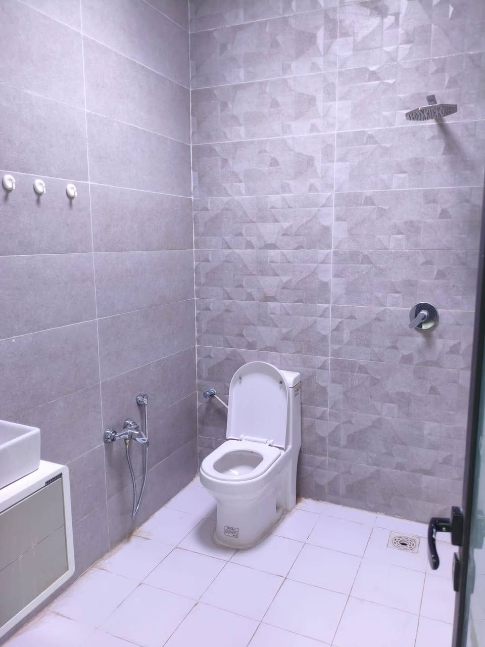 السلام عليكم يتوفر لدى مكتب الكنان
شقق للايجار في منطقة الجزائر داخل شارع كيه 
العماره ركن مطله على ثلاث شوارع 
يتوفر  مصعد ومضومة انترنت ومولده ونظام سكرتي 
تصلح مكاتب رسميه او شركات 

الشقق متكونه من غرفتين وصاله ومطبخ وصحيات 
وشقق متكونه من ثلاث غرف وصاله ومطبخ وصحيات 

للإستفسار الاتصال على رقم المكتب 🏢 
***********
***********
مستعدون لاستقبال جميع عروض الإيجار والبيع التواصل ع الرقم الموجود في البوست
