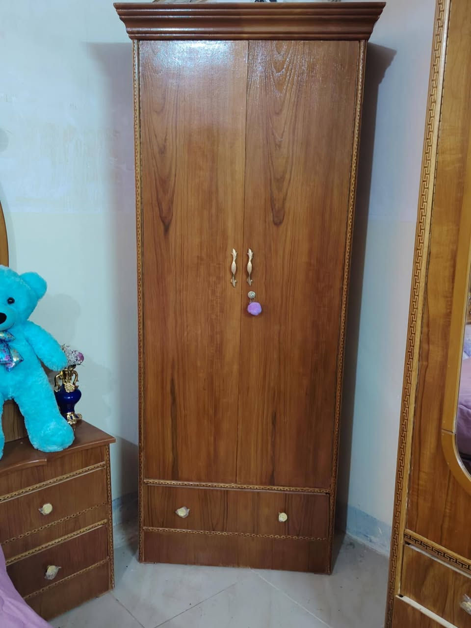 السلام عليكم غرفة اخشاب للبيع جديددة مستخدمة شي قليل ام الملحق شغلهة درجة اولى مودايح ***********
