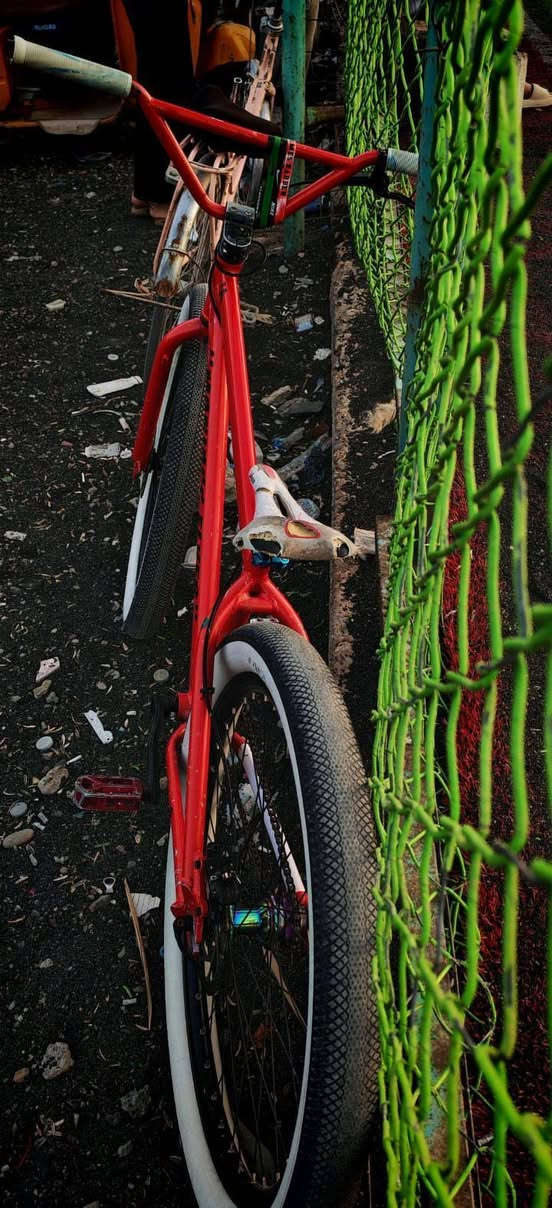 هذه دراجة هوائية من طراز SE Bikes Fast Ripper باللون الأحمر، تتميز بإطار من الألومنيوم الخفيف والمتين. [1]

النوع: دراجة BMX للمدينة.

الحجم: غالباً تأتي بحجم 29 بوصة للعجلات.

المميزات: تحتوي على فرامل خلفية وإطارات بيضاء سميكة. بريك دهن 
سعرر 250 بي مجال  شراي خاص


**إذا كنت صاحب هذا الإعلان وتريد حذفه لأي سبب، رجاءا أرسل رسالة إلى الدعم الفني**