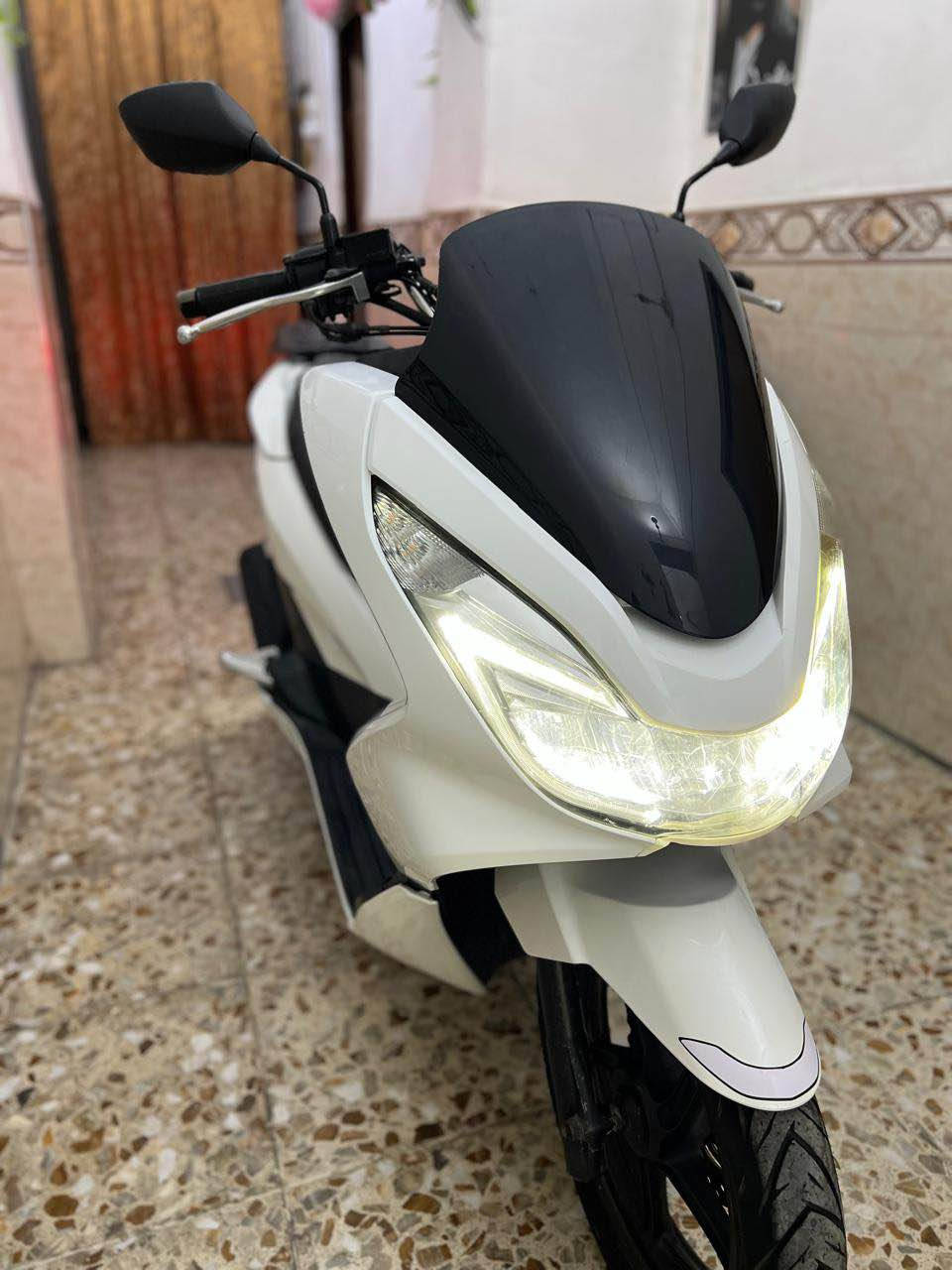 دراجه pcxجيل ثاني ياباني  دراجة مال رمبه الدراجه  ياباني  ( jf )كفرات ابلاديهه رمبه
دراجه كامله أستان كهربائي حساس ازدحام A  لا تبخير. ولاتنقيص الدراجه مكينه لوك شلعه معدل خير من الله  احلا من الصور مال 
جناي المكان بغداد الصالحية قرب ابن البيطار دراجة مكفوله اي نقص مابيه بشرط علفحص مال جناي السعر  13 الاتصال *********** بغداد, العراق
