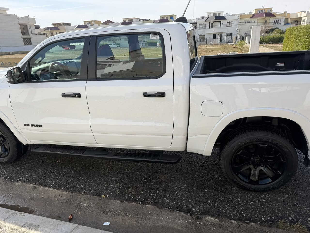 السلام عليكم دوج رام موديل 2025 بك هورن فول مواصفات ماعدا البنوراما  باب عريض بدي قصير المرغوب سته سلندر محرك ايتروك اقتصادي تشتغل على البانزين العادي شاشه تيسلا رادارات اماميه وجانبيه وخلغيه تبريد وتدفئه بالكشنات فور ويل سياره جديده بجم كبس ضررها جانبي فقط اسفل البابين بدون داخل ماشيه 16 الف تترقم اربيل فحص هزه مسويله كلشي جاهز صوره الحادث مرفقه
سعر البيع 325  مجال قليل
رقم التلفون ***********
واتس اب موجود
