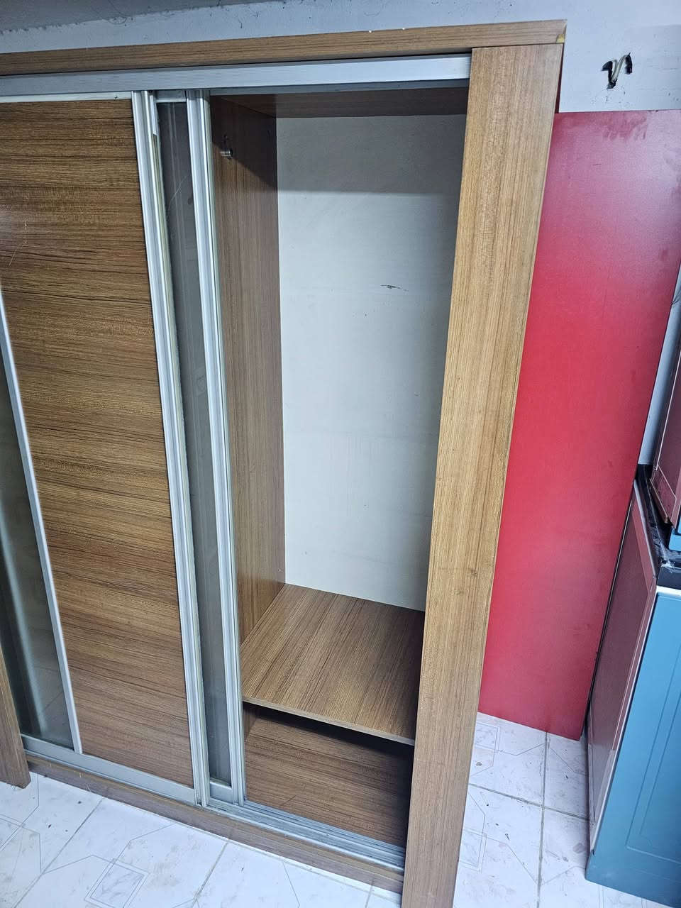 غرفة شبابية 4 قطع
ثلاجة نظيفة شرط بلادية للبيع  للاستفسار 
 ***********
***********
