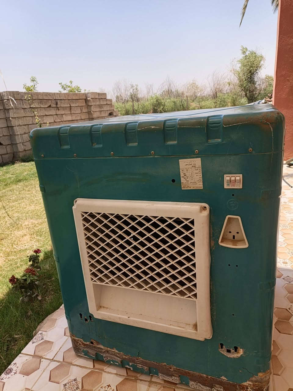 مبردة جاهزه ونضيفه جدا سرعتين مطور بلادي واتربم غطاس جنه ليف بيه بس تنصب رايد وقفله بدون عمله 65 مكانه قريب من حديد اتصلو ع رقم ***********

