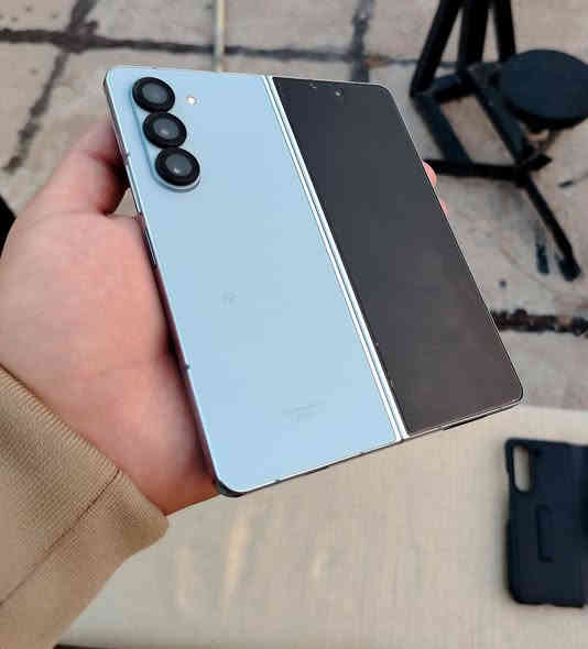 السلام عليكم سامسونگ zفولد5 نضافه100 ذاكره 256 نسخه الشرق الاوسط كله عربي ويا كفر جلد اصلي وحمايه عدسات اصليه وكيبل اصلي 100واط وفلاتر سماعه للمراوس فقط ماابيع شعندك نزل السعر 730قفل مكاني بغداد واسف عالاطاله وهذا رقمی***********
