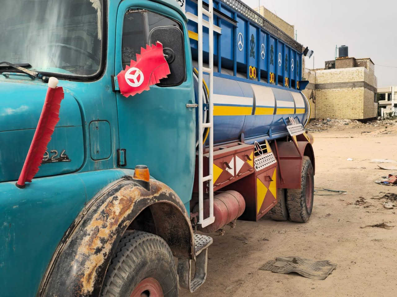 سلام عليكم ابوردين للبيع مكفوله كفاله عامه موديل 75 رقم نكليزي بغداد شاصي خام كير محرك كفاله عامه دوشمه جديدها سيار بلاديه مكان النجف سعر خاص رقم الموبايل *********** معا تحياتي الكم
