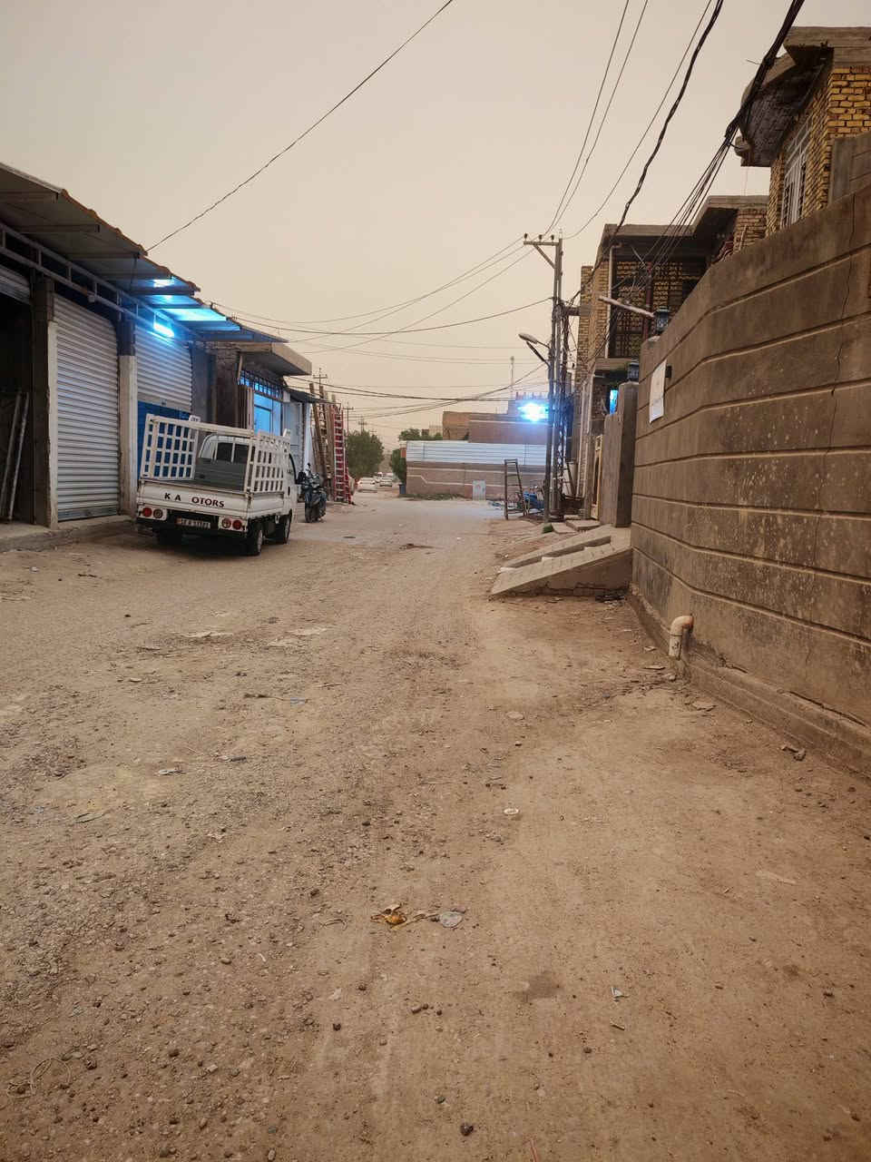 بيت مساحته 512طابو زراعي صرف العنوان كريطعه قرب اسواق ايوب شارع تجاري بربط بين اربع شوارع
ويربط بل الجسر الجديد جسر الكولا
حاليا بيه بيتين متكون من اربع غرف كلهن
مع حديقه كامله
البيت بناء قديم سكني
مأجر حاليا ب500 كل بيت250

استفسار اكثر الاتصال بل رقم
مكتب وعقارات الوارث
***********

