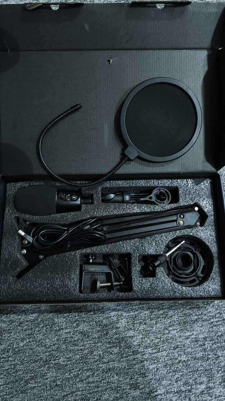 Superior Sound Quality: High-quality condenser capsule for clear and crisp audio recording.
Plug & Play: Easy USB connection (no extra drivers needed).
One-Touch Mute: Quickly mute/unmute with a built-in LED indicator.
Zero-Latency Monitoring: Features a 3.5mm headphone jack for real-time voice monitoring.
Complete Kit: Comes with an adjustable boom arm, shock mount, pop filter, and foam windscreen.
Adjustable Gain: Built-in volume knob to control your recording level easily.
Compatible with: PC, Mac, and PS4/PS5. دهوك, العراق


**إذا كنت صاحب هذا الإعلان وتريد حذفه لأي سبب، رجاءا أرسل رسالة إلى الدعم الفني**