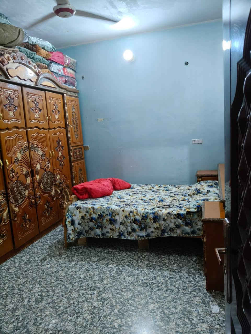 بيت مساحته 155 متر 

الطابق الاول 

غرفتين + صاله + مطبخ + ديوانيه + طارمه + صحيات داخليه و خارجيه + منور 

الطابق الثاني  

غرفه + صحيات

العنوان حي المختار خلف المغتسل الجديد 

السعر 140 مليون

التواصل واتساب
***********

