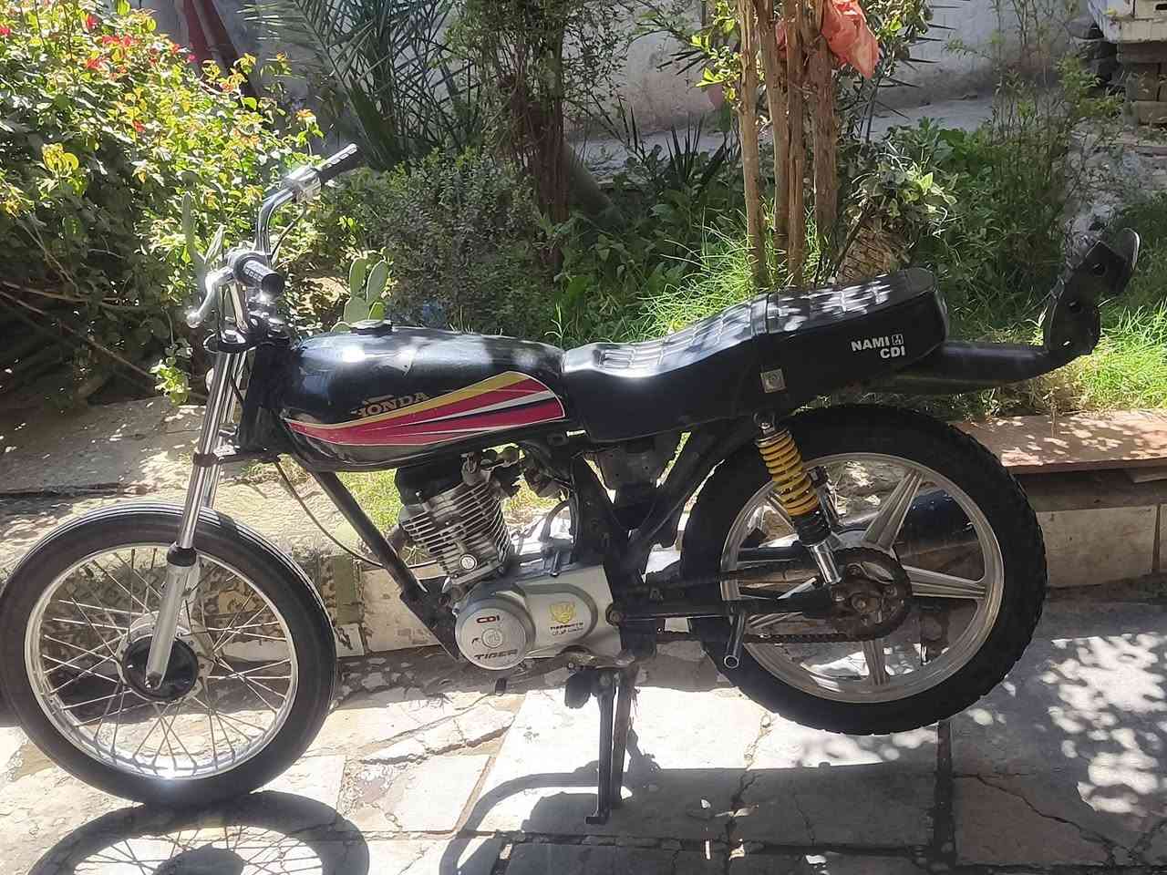 سلام عليكم دراجه للبيع مكينه ٢٠٢٠ والشاصي ١٣ لا لحيم ولا فطر ولا عواج شوفت عينك مكاني ديوانيه اسكان  اوراق اصولي ***********
