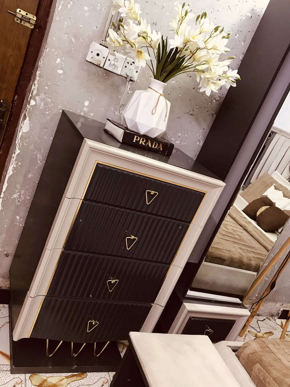 غرفه نوم تركيه نظيفه جدآ استخدام قليل ٩ قطع اناره موجوده بالكنتور وجربايه وميز مكان بغداد اي استفسار اتصل ع الرقم ***********
