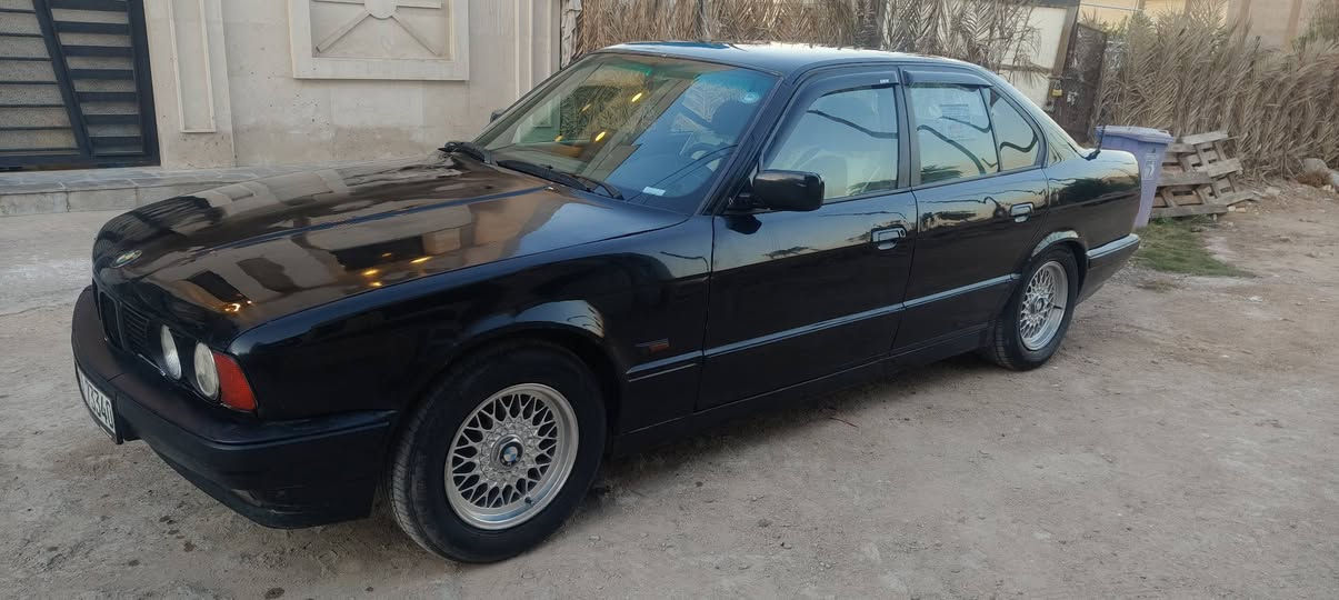 بي ام دبليو موديل 1991 أصل 520 تبريد جديد حته الراديترات جديده محرك حاويه جديد بالكارتون لا تنقيص ولا تبخير كير نظيف صدر امي جديد مصار 15 يوم كله بدلته دبلات لويات طوبات شمعات كله جديده واصلي كلفني 500 الف فيتبم جديد مع عبوة فيتبم جديده مع طوافه وفيشه السياره حيل حيل اقتصادية بصرف البانزين بعد يرادلها فقط بور ستيرن كهربائيات كلها شغاله شاشه اندرويد السياره مصبوغة للجماله فقط بدون حادث صاحبها من اهل سامراء تحويل او وكاله السياره تفيد واحد يروح ويجي بيها للدوام ما شاء اللّٰه ذهب بالعافيه على الياخذها 

 السعر 48 ورقه وبيها حك الجيه بسسسسيط جداً 
بغداد الدوره 
***********
