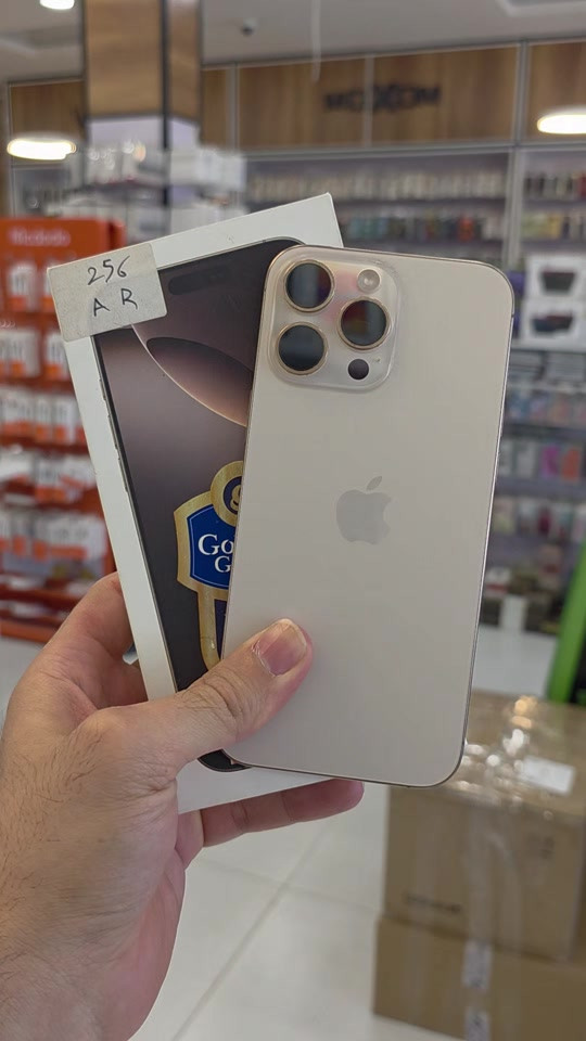مستخدم نظافة 99%  Iphone 16 pro max  ذاكرة 256 عربي  بطارية 🔋 94 باكيت فقط وية الجهاز . السعر ((( 1400.000 ))) فقط ✅️ شركة النسق للاتصالات تكريت  متوفر توصيل لكل المحافظات ✈️  ***********
