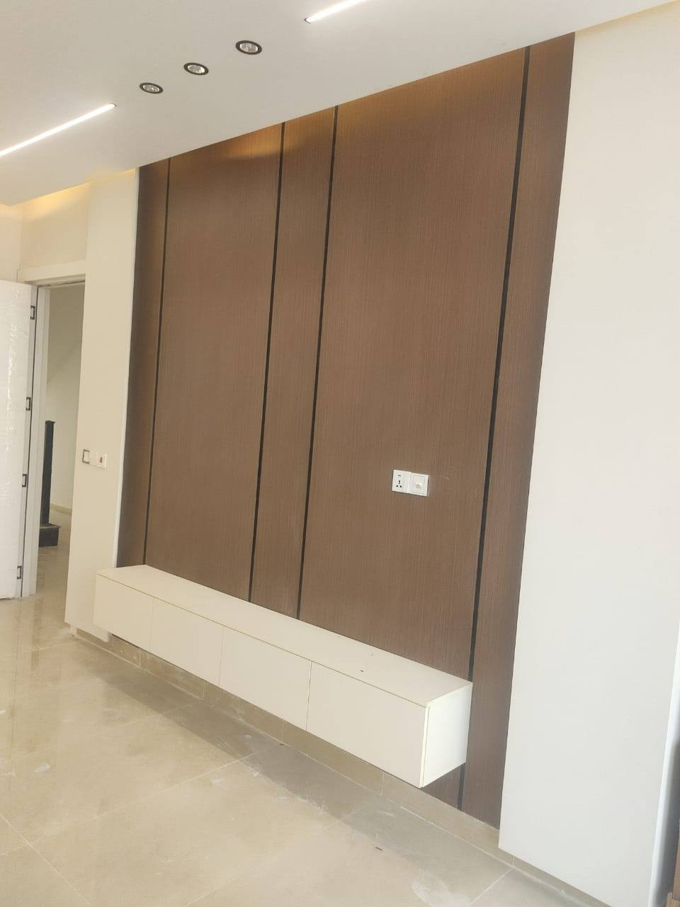 [٨/‏٢, ١١:٤٠ م] طارق: المهندس المدني علي الذهب للبناء وكما هو مبين في التندرات ادناه رقم الهاتف ***********  وتوجد تندرات اخرى حسب الطلب
[٨/‏٢, ١١:٤٠ م] طارق: تندر 450 الف ( economy ) 
الهيكل : 
١- تنظيف الموقع بالكامل ورفع الانقاض 
٢- فرش طبقة من الجلمود و السبيس او اكثر من طبقة حسب متطلبات الارض مع الحدل الجيد 
٣- تاسيس شبكة مجاري مسلح من النوع الجيد ( الامل الشريف)
٤- نوع الاساس يكون رفت وسمك الرفت حسب التصميم الانشائي للموقع ولا يقل عن ال 40سم 
نوع الصب c35 
٥- استخدام حديد تسليح عراقي ( Super او ff )
٦- عمل بادلو مع فلانكوت والعزل الجيد للاساس بارتفاع ١٥ سم
٧- الطابق الارضي يكون بارتفاع 3.40 م 
٨ - الرباط يكون بارتفاع ٣٠سم لجميع الجدران والشبابيك 
نوع صب السقوف c35 
 ٩- تاسيس السقوف كهربائيات وصحيات سعودي او اردني 
١٠- سمك صب السقف ٢٠ سم 
١١ - نشر حصيرة حديد التسليح والجسور المقلوبه والمخفيه وجميع تفاصيل الحصيرة يكون حسب التصميم الانشائي للموقع 
١٢- الطابق الاول يكون بارتفاع ٣.٢٥ م 
١٣ - ارتفاع ابواب الغرف ٢.٤٠ م 
١٤ - البيتونه بارتفاع ٢.٧
١٥- ستارة السطح تكون بارتفاع ١ متر 
١٦ - السياج الخارجي للدار يكون بارتفاع ٢ متر

التشطيبات :
١- طرطشة الجدران بالاسمنت وتنظيف الطابوق من اي املاح ان وجدت 
٢ - تاسيس كهربائيات الموقع سيمنز
٣ - تاسيس صحيات الموقع بنوعية جيده 
٤ - لبخ جميع جهات الموقع مع المنور والبيوتنه والستاره 
٥ - عمل شتايكر للسطح مع العزل الحرارء و المائي 
٦ - عمل بياض بمواد جيده واستلام دقيق لاي انحدارات او تموج للجدران بنظام المساطر بقياس ٩٠
٧ - سيراميك الحمامات و المطابخ تركي
٨ - تجهيز الحمامات بنوع تركي  
تجهيز الموقع بسخان نوع امريكي سعة (١٢٠)لتر وتانكي سعة (١٠٠٠) لتر 
٩ - ديكورات فقط الاستقبال 
١٠ - صبغ الموقع بالكامل نوع الصبغ ماركة بتك التركيه 
١١ - الواجة شبابيك سلايد مع الطلس و التطعيم بالبورسلين وحسب التصميم المعماري للواجة المتفق عليه .
١٢ - تجهيز شبابيك  مفصلي ومحجر الدرج اللمنيوم نوع تركي 
١٣ -تجهيز الموقع ابواب خشب نوع تركي 
١٤- تجهيز الموقع باب قاصة واحد للموقع 
١٥ - باب خارجي حسب التصميم او رغبة الزبون 
١٦ -الاناره نوع سعودي او اماراتي بضمان ٥ سنوات والميزانية نوع ( اي بي بي ) سويسري بضمان ٢٥ سنه
[٨/‏٢, ١١:٤٠ م] طارق: تندر 550 
الهيكل : 
١- تنظيف الموقع بالكامل ورفع الانقاض 
٢- فرش طبقة من الجلمود و السبيس او اكثر من طبقة حسب متطلبات الارض مع الحدل الجيد 
٣- تاسيس شبكة مجاري مسلح من النوع الجيد ( الامل الشريف)
٤- نوع الاساس يكون رفت وسمك الرفت حسب التصميم الانشائي للموقع ولا يقل عن ال 50سم  
نوع الصب c40
٥- استخدام حديد تسليح عراقي ( FF )
٦- عمل بادلو مع فلانكوت والعزل الجيد للاساس بارتفاع ٢٠سم
٧- الطابق الارضي يكون بارتفاع ٣.٤
٨ - الرباط يكون بارتفاع ٣٠سم لجميع الجدران والشبابيك 
نوع صب السقوف c35 
 ٩- تاسيس السقوف كهربائيات وصحيات سعودي او اردني 
١٠- سمك صب السقف ٢٠ سم 
١١ - نشر حصيرة حديد التسليح والجسور المقلوبه والمخفيه وجميع تفاصيل الحصيرة يكون حسب التصميم الانشائي للموقع 
١٢- الطابق الاول يكون بارتفاع ٣.٢ م
١٣ - ارتفاع ابواب الغرف ٢.٨ م
١٤ - البيتونه بارتفاع ٣ م
١٥- ستارة السطح تكون بارتفاع ١.٧ م
١٦ - السياج الخارجي للدار يكون بارتفاع ٢ متر

التشطيبات :
١- طرطشة الجدران بالاسمنت وتنظيف الطابوق من اي املاح ان وجدت 
٢ - تاسيس كهربائيات الموقع بوري 
٣ - تاسيس صحيات الموقع بنوعية جيده ( كروهي ) 
٤ - لبخ جميع جهات الموقع مع المنور والبيوتنه والستاره 
٥ - عمل شتايكر للسطح مع العزل الحرارء و المائي 
٦ - عمل بياض بمواد جيده واستلام دقيق لاي انحدارات او تموج للجدران بنظام المساطر بقياس ٩٠
٧ - سيراميك الحمامات و المطابخ تركي امتياز ايطالي من شركة ايتكا 
٨ - تجهيز الحمامات بنوع تركي وحسب اختيار الزبون 
تجهيز الموقع بسخان نوع امريكي سعة (١٢٠)لتر وتانكي سعة (١٠٠٠) لتر 
٩ - ديكورات لجميع الطوابق بالكامل 
١٠ - صبغ الموقع بالكامل نوع الصبغ ماركة بتك او جوتن 
١١ - الواجة شبابيك سلايد دبل جام مع عمل الواجة مرمر ربط ميكانيكي وحسب التصميم المعماري للواجة المتفق عليه
١٢ - تجهيز شبابيك سلايد ومحجر الدرج اللمنيوم نوع تركي 
١٣ -تجهيز الموقع ابواب خشب نوع تركي 
١٤- تجهيز الموقع باب قاصة واحد للموقع 
١٥ - باب خارجي حسب التصميم او رغبة الزبون 
١٦ -الاناره نوع سعودي او اماراتي بضمان ٥ سنوات والميزانية نوع ( اي بي بي ) سويسري بضمان ٢٥ سنه
