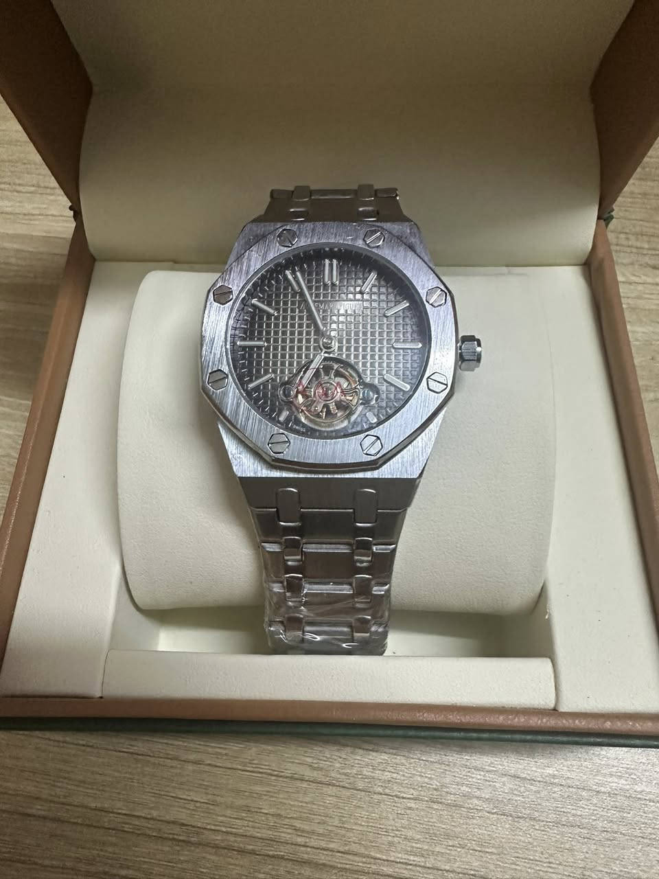 تصميم فاخر لعشاق الفخامة 👑
🔹 مكينة أوتوماتيك (تشتغل بحركة اليد – بدون بطارية)
🔹 ضهر كشف – تشوف المكينة بالكامل 😍
🔹 هيكل تيتانيوم قوي وخفيف بنفس الوقت
🔹 وزن ثقيل وإحساس فخم باليد 💪
🔹 زجاج مقاوم للخدش (سافاير)
🔹 لامينوس يضوي بالظلام 🌙
🔹 ستايل سكليتون (Skeleton) يبين التفاصيل الداخليه
60 الف مع توصيل


**إذا كنت صاحب هذا الإعلان وتريد حذفه لأي سبب، رجاءا أرسل رسالة إلى الدعم الفني**