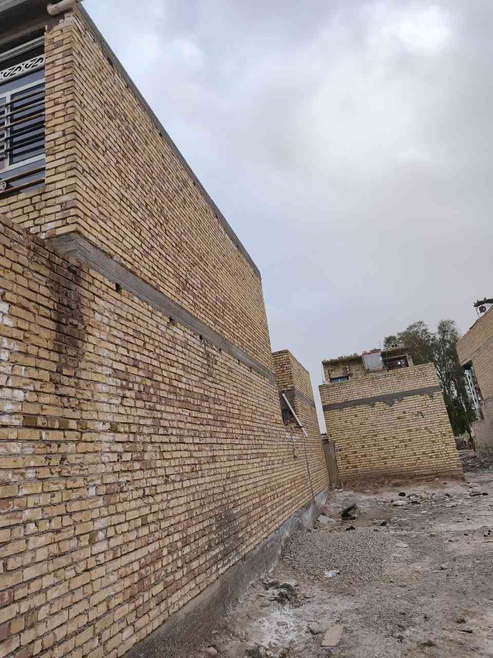 بيت مساحه٢٠٠ متر بناء 2021  4غرف نوم + استقبال + مطبخ وهول درج دوار العنوان نهاية مسقط شارع مدرسه الشهيد محمد مجبل العلياوي منطقه مخدومه تبليط مجاري مقرنص  يبعد عن المدارس ١٠٠ متر ملاحضه الأرضيه  مطبگ شتايكر مخلي مساحه للكاشي السعر 90 مليون وبي مجال قليل ‏‪
‏‪0771 100 7953‬‏ الاتصال عله صاحب الدار مكلف بلنشر
