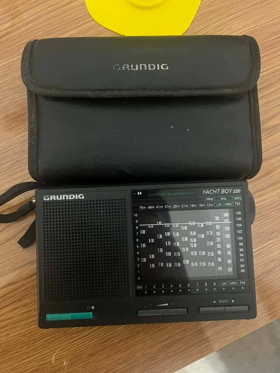 هذا الجهاز هو راديو محمول من نوع Grundig Yacht Boy 220. فيما يلي أبرز مواصفاته ومميزاته:
نوع الجهاز: راديو عالمي (World Receiver) محمول يعمل بالبطاريات.
نطاقات الراديو: يدعم موجات FM، وMW (الموجة المتوسطة)، وLW (الموجة الطويلة)، وموجات SW (الموجة القصيرة) المتعددة.
المميزات التقنية: يحتوي على شاشة عرض رقمية لترددات الموجات القصيرة وجدول نطاقات مطبوع لسهولة ضبط التردد.
الاستخدام: مصمم لاستقبال البث الإذاعي من مختلف أنحاء العالم بفضل تعدد نطاقات 
السعر 100الف


**إذا كنت صاحب هذا الإعلان وتريد حذفه لأي سبب، رجاءا أرسل رسالة إلى الدعم الفني**