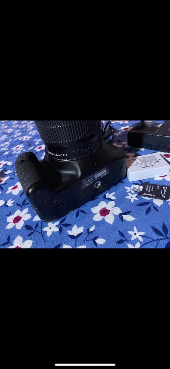 السلام عليكم 
كاميرا كانون 600D
بطارية 
شاحنه بطارية 
رام 128
جنطه كامرا 
فقط عطل عدسه او زوم 
الباقي كلشي شغال وع فحص  
العنوان البصره 
***********
