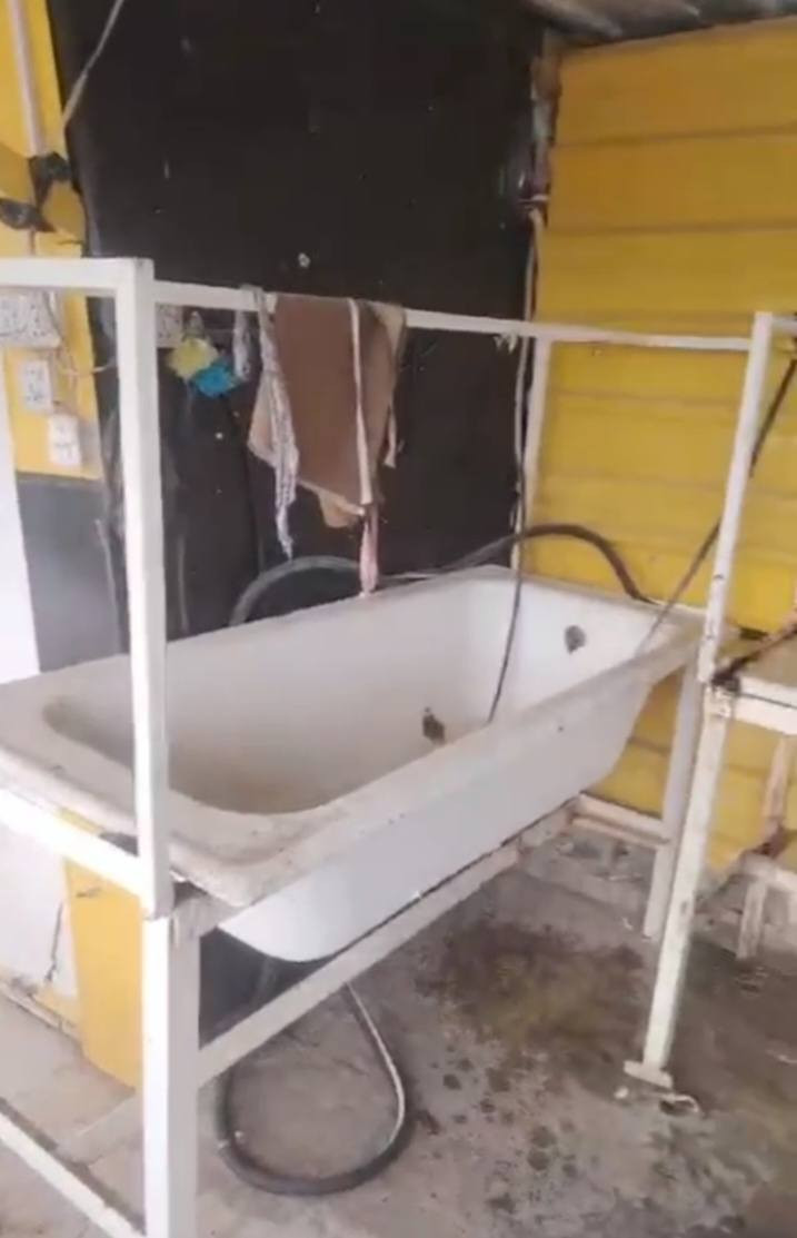 اخوان بقن غراض المحل 
عارضات 2
مجمدة1
بانيو قفصين دجاج ميز تقطيع دجاج مولد كاز 
رقم راعيهن ***********
