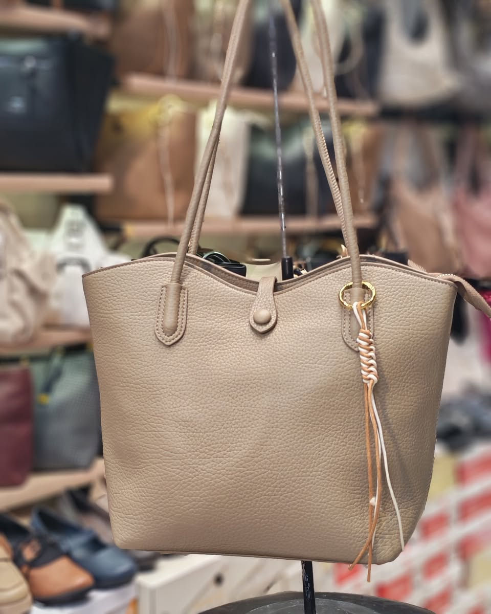 15 الف دينار وبسس من سيدار الزهور
تخفيضات حقيقيه للحقائب النسائيه للمتفاعلين🎁
للحجز والاستفسار مراسلة الصفحه او *********** واتس
