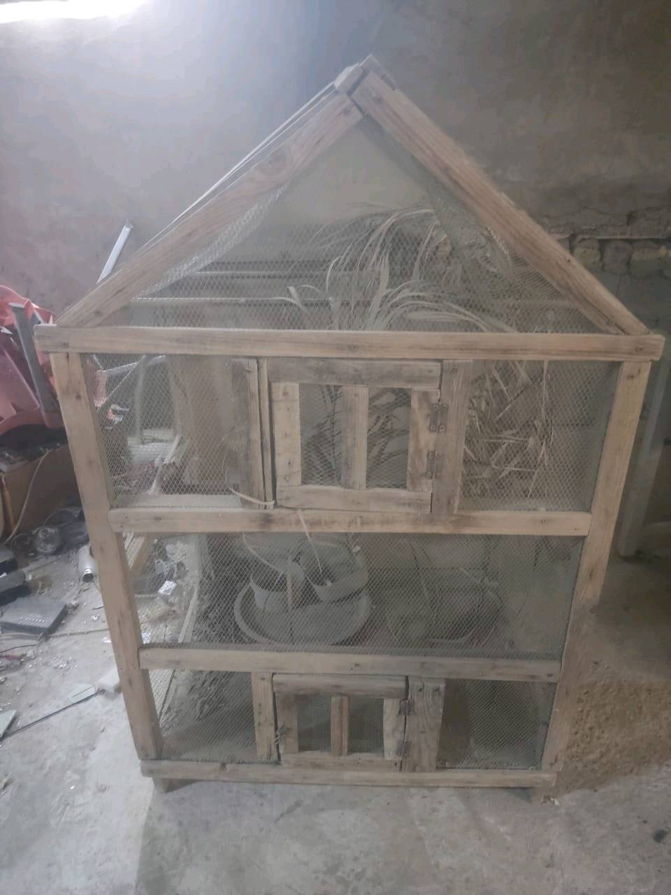 هذا قفص خشبي للطيور مصمم بشكل جذاب، يمكن استخدامه داخل المنزل أو في الحديقة. مصنوع من مواد متينة وقوية، يوفر بيئة آمنة ومريحة للطيور.