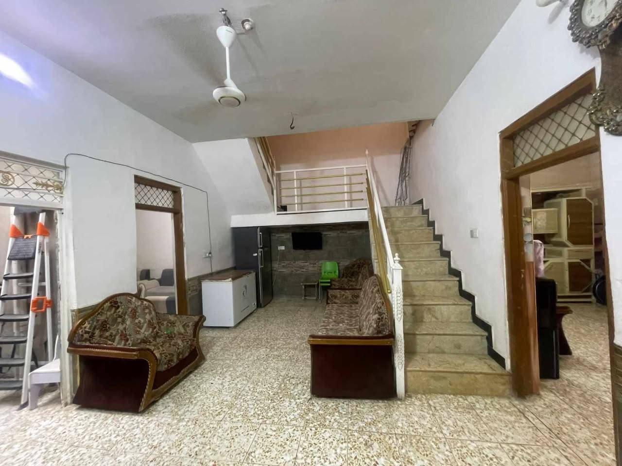 منزل معروض للبيع طابوو صرف
عنوان ديوانيه 

حي الفرات قرب شارع الصب او قرب التقاطع 

المساحه:- 191م عرض الواجهه 9م

البناء اساس كونكريت البناء بلوك وطابوگ 

يحتوي ع 

غرف نوم عدد 3

مطبخ

استقبال غير متكامل

صاله 

صحيات 

المنزل مطلوب للبلديه 19مليون تسديد سنوي بالسنه مليون دينار

السعر باليد 98 وبي مجال جداً بسيط
للتواصل ***********
