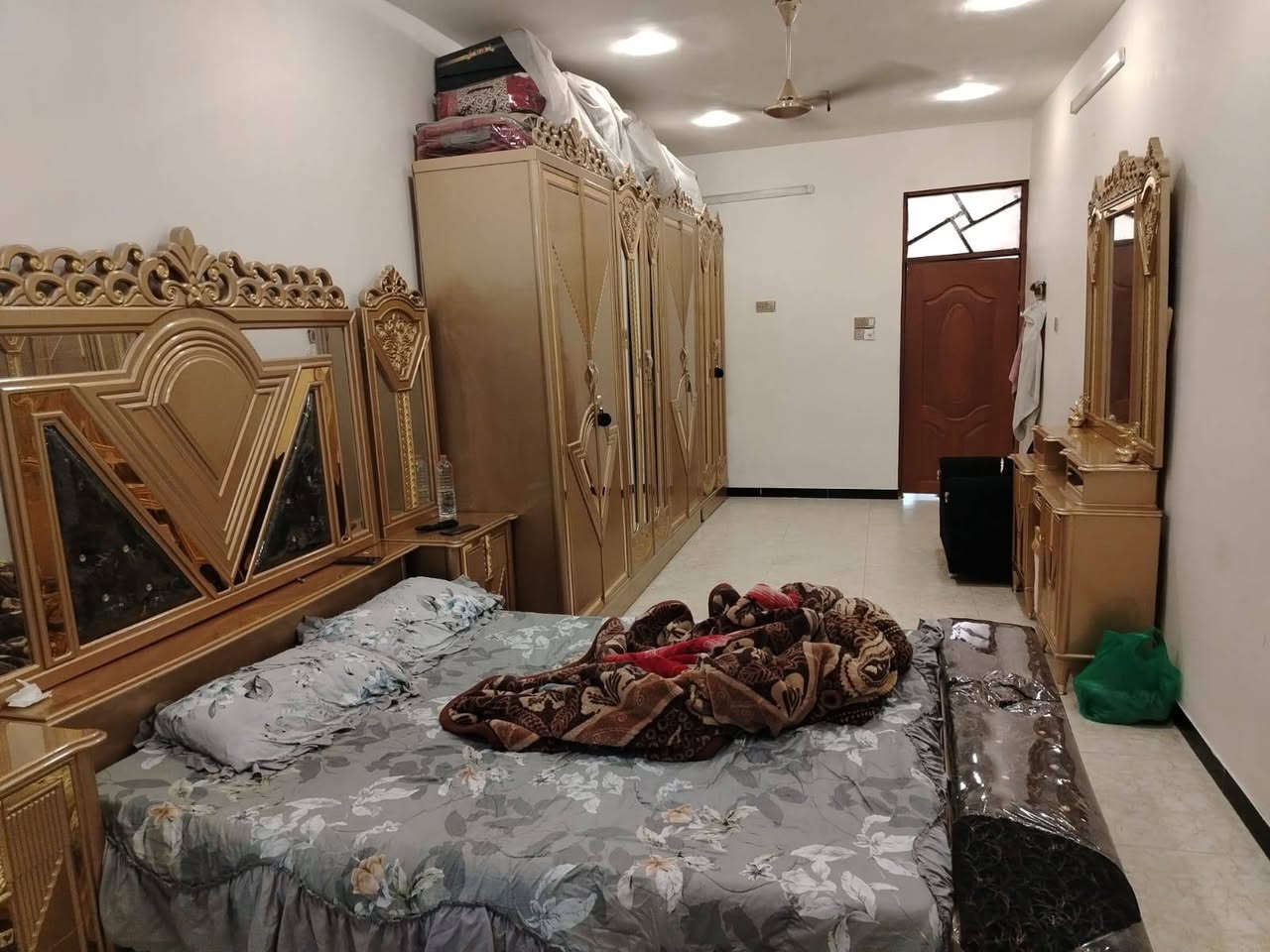 يا الله 

دار البيع مساحه 70 متر طابو زراعي سند 25 كافه خدمات

واجهه 4 ونزال 18 

عرض شارع 14 متر 

العنوان حي كوفه خلف دائرة الكهرباء 

سعر 65 وبي مجال الشراي بسيط 

اي ستفسار تصل ***********

سنه البناء 2024

طابقين بناء درجه والى 

مسلم معامله طابو مال ام كبر
