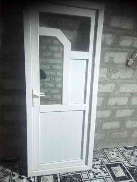 باب بلاستك للبيع 86/ 205 نضيف بدون عيب سعر 60 مكان قوسيات ***********
