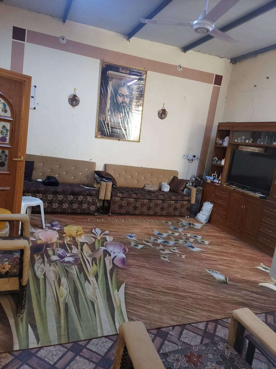 🏡 بيت  للبيع قرب جامع الأمير علي (ع)
📏 المساحة: 137 متر
📍 الموقع: النزيزة – منطقة هادئة ومخدّمة بالكامل

💎 المواصفات:
• غرفتان نوم 
• صالة استقبال 
• مطبخ 
• حمام داخلي + حمام خارجي
• منور تهوية وإنارة
• السقف سندويچ 
• البناء بلوك والغرف عگاده
• الخدمات كلها متوفرة
• الطابو صرف ✅

💰 السعر: 70 مليون فقط – قابل للتفاوض 💬

بيت جاهز للسكن فورًا وموقعه ممتاز جداً!

📞 للتواصل والمعاينة: [***********]

#بيت_للبيع #النزيزة #بابل #العراق #عقارات_بابل #بيت_جاهز #فرصة_ذهبية #بيت_احلامك #بيت_راقي
