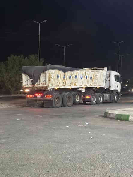 السلام عليكم سكانيا سكس بلادي 2002 مكينة 420 انجكتر تخم تاير راس وعربانة ماموت عمل 3 دناكير 32 متر رقم مثنى قلاب سيارة جاهزة للعمل للاتصال : ***********
