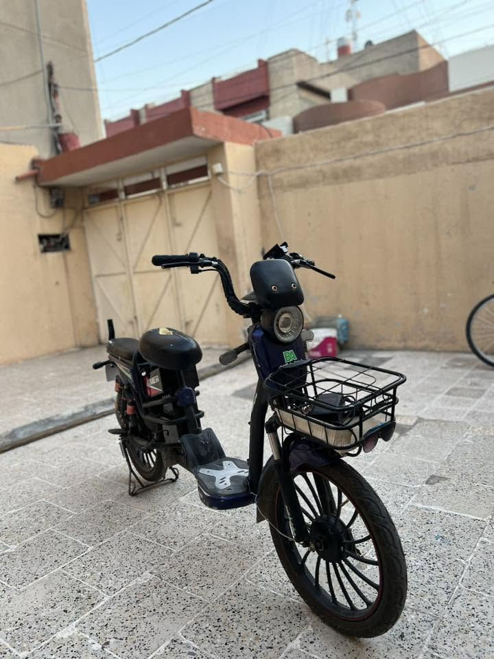 ماطور شحن للبيع 
مواصفات 
سرعه 99 
نظام سرقة
تشغيل عن بعد
بطارية فوك الوسط 
حجم 20
سعر 190 الف بي مجال 
رقم ‭***********‬
