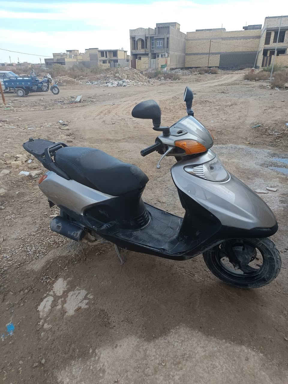 السلام عليكم دراجه سبيسي ياباني للبيع الكفرات قطعتين تجاري والباقي بلادي الدراجه ما مفتوحه ماشيه 14 الف يعني بعدها رمبه ومداريها بانزين محسن ودهن كل 15 يوم كهربائيات شغاله بس دگمة الأشاره اتشكل يعني تشتغل العنوان واسط كوت شارع 40 السعر وباقي التفاصيل اتصل على الرقم  *********** خاص ما متواجد
