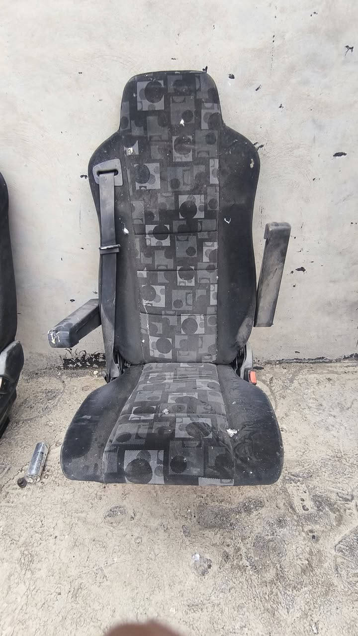 السلام عليكم سواقنا سواق الباصات متوفر زوج كشنات يرهم كشن مساعد نوع (الفينيه) او ( 404/403)
كشنات جدد ممستعملات شرط النظافه تجي وتشوف بعينك سعر التك الواحد 175 التواصل عبر الرقم (***********) واتس اب هم موجود 
خاص موجود
