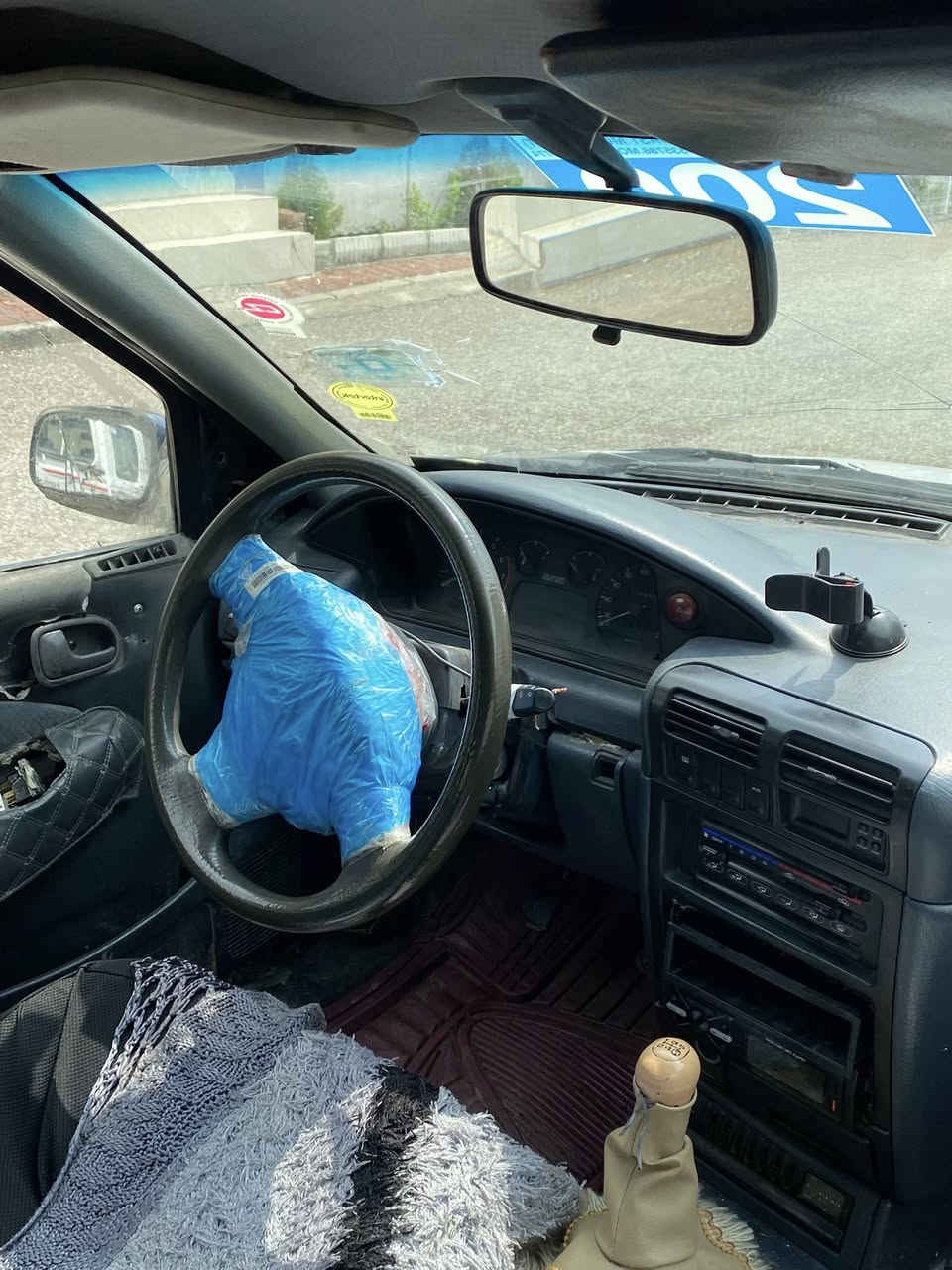 کیا سیڤیا مۆدێل ١٩٩٣
ئاڕمی پلاستیلی سلێمانی
مەکینە ٨ بەخ کاسکێستی سوتاوە من ئاوا ئەیفرۆشم
***********
***********
١٠ گەڵا قفلو کۆتای
سەیارەکە زۆر مەزبوتو ڕێکو پێکە هەمو گیانی ئیشەکا
سەیارەکە مەزبوت ئیش ئەکا 
بە تەرای ئەیفرۆشم
ئاڕمو ئەوەلیاتو موسو بڕاوەی بەشەرت
