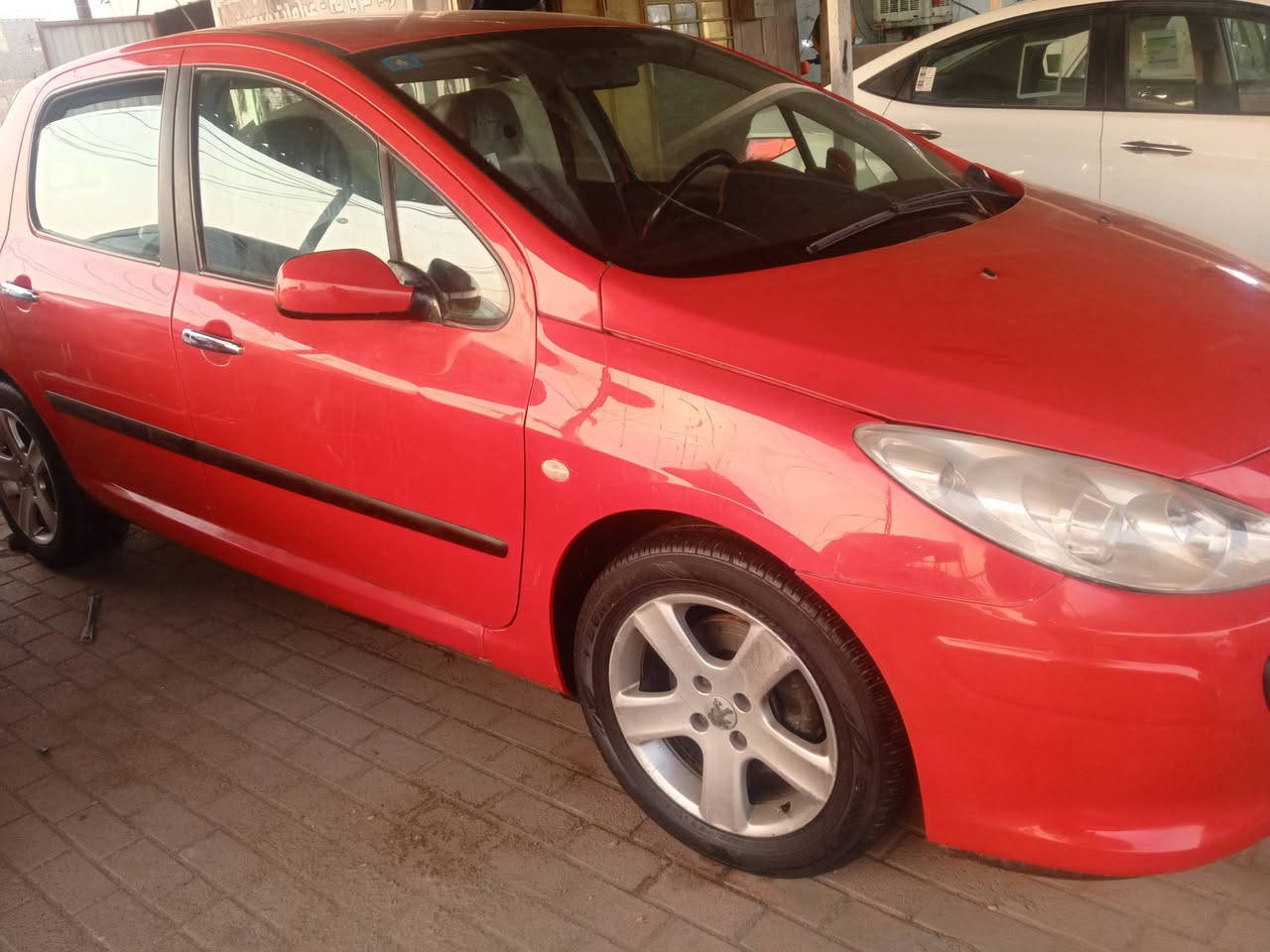 السلام عليكم بيجو 2006 مكينه 2000 كير مكينه صدر تخم تاير كهربائيات دواخل بلاد تبريد  ثلج ثلاجه شغاله السعر 58 بيه مجال حك الجيه ***********
