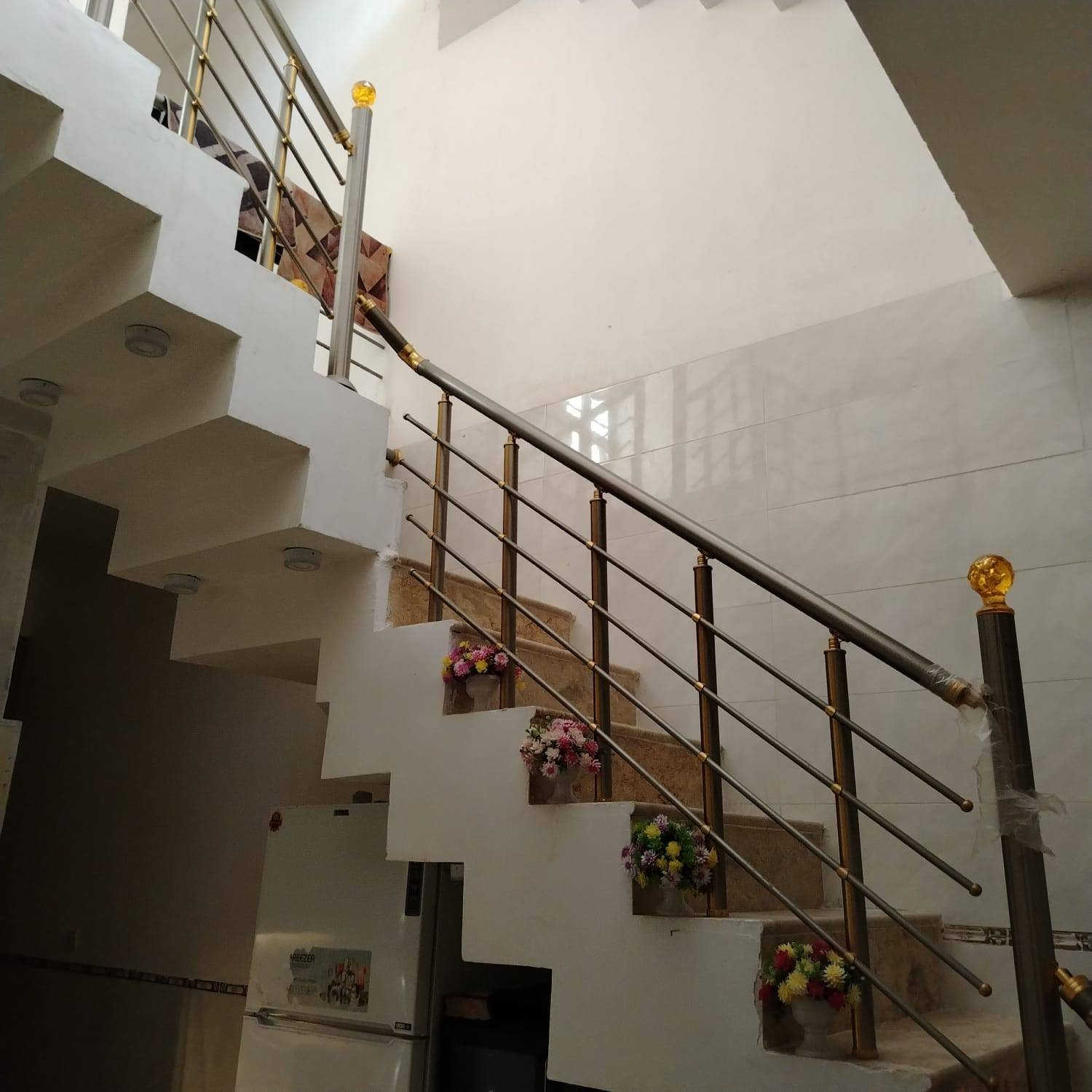 السلام عليكم نصف قطعة 72متر للبيع 
قطاع 51قرب شارع الخدمي الاورفلي بناء حديث قاطين متكون  متكون من ثلاث غرف واستقبال وممر وصاله حمامات 2 +سطحين 
للاستفسار رقم الهاتف: ***********
