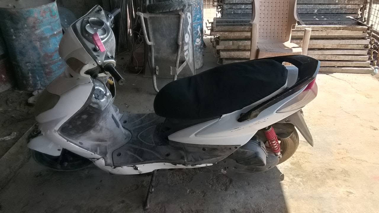مستعجل علبيع ولله سلام عليكم دراجه سكنس فحل للبيع دراجه شغاله خير من الله نكره سلف او هندر دراج كابريته بس شلعه او معدل ولله امطلع بيه فوك ال90 بيه بدايه دخانه بس مناقصه شي كهربائيات فول السعر 275قفل مكان ابو غريب الرقم ***********
