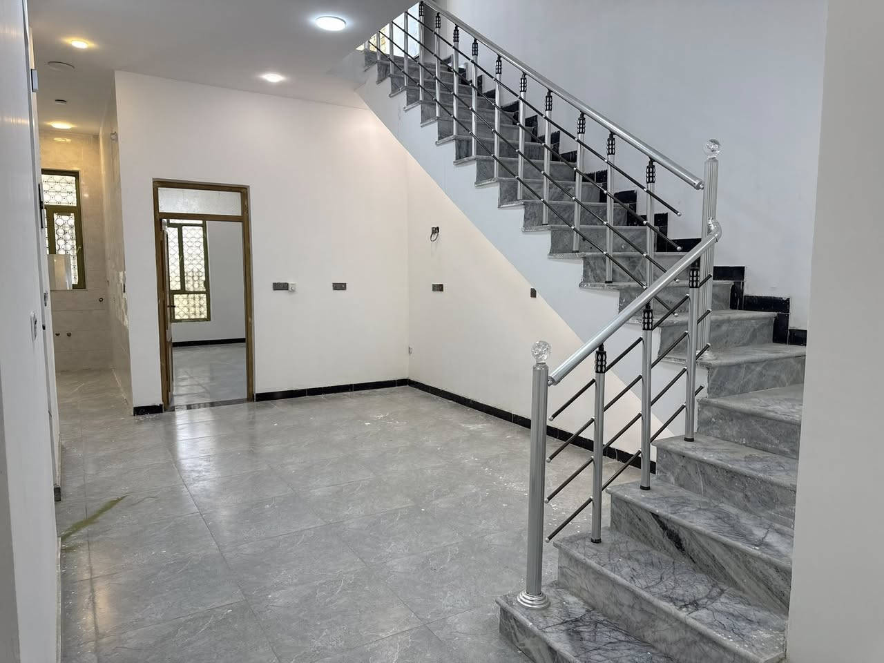 دار للبيع المساحه 120 متر الواجهه 6  نزال 20  بناء حديث وجاهز التفاصيل موضحه بالصور العنوان منطقة حجي حسن الثانيه الجمعيات قرب الفله السعر 83 مليون وبي مجال للشراي
للاستفسار / *********** 
***********
