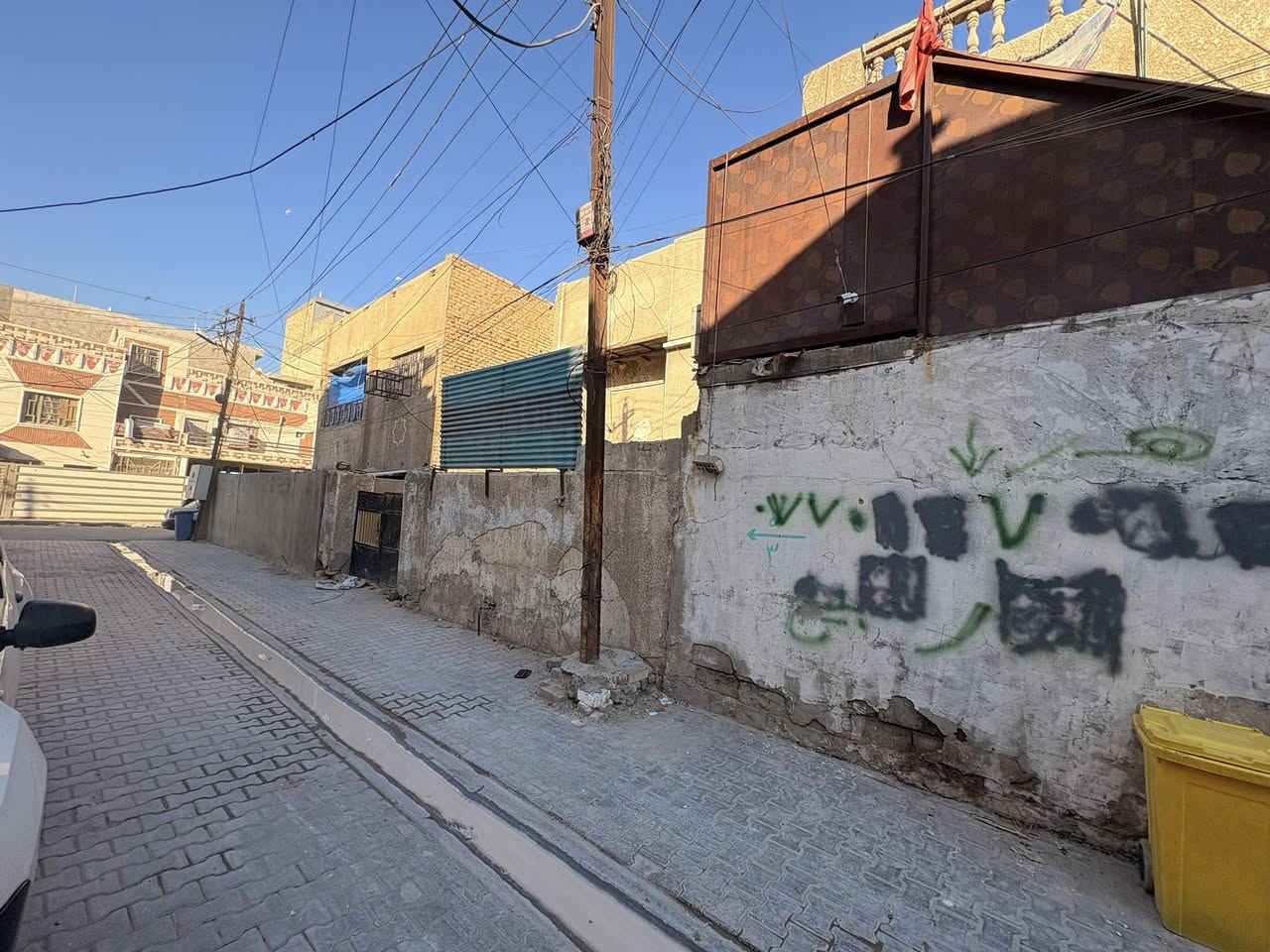 السلام عليكم
دار للبيع مساحه 120
نزال 15 
واجها 8
محلة 719
زقاق 49
دار31
الدار يقع في بغداد الجديدة خلف الفوج 
التواصل/***********
